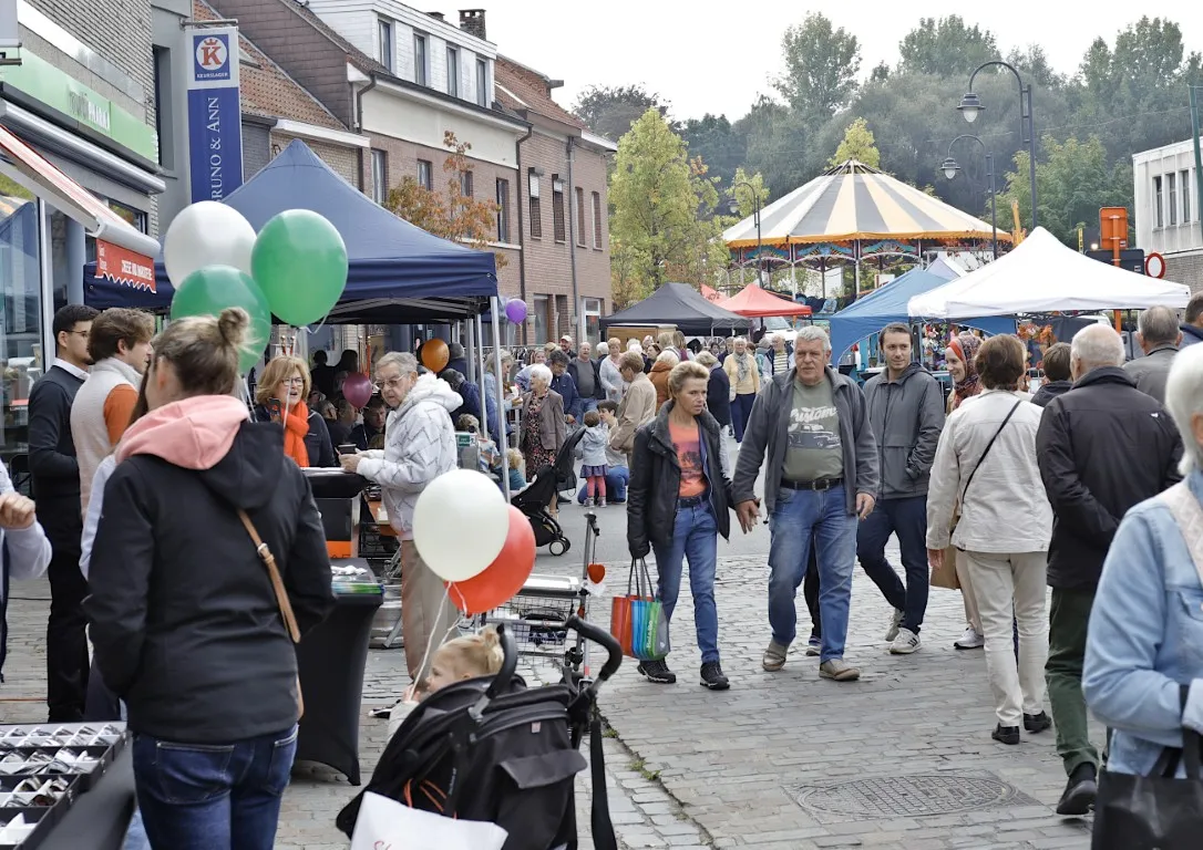 mensen aan het stappen en genieten op de jaarmarkt van Rode